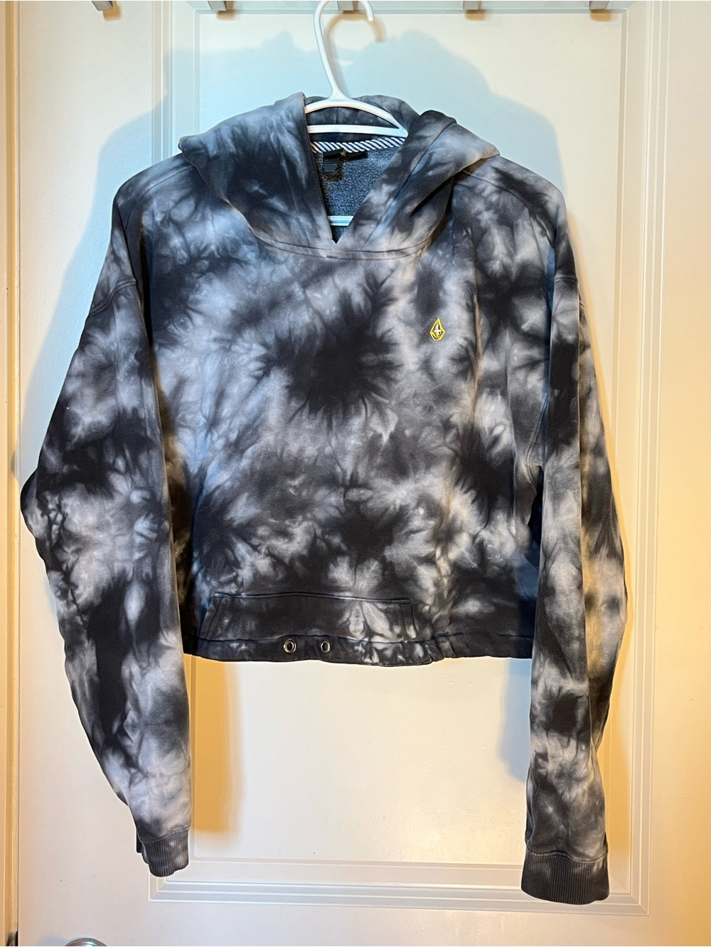 Volcom Black & Gray Tie-Dye Cropped Hoodie Sweater with Decorative Hardwar